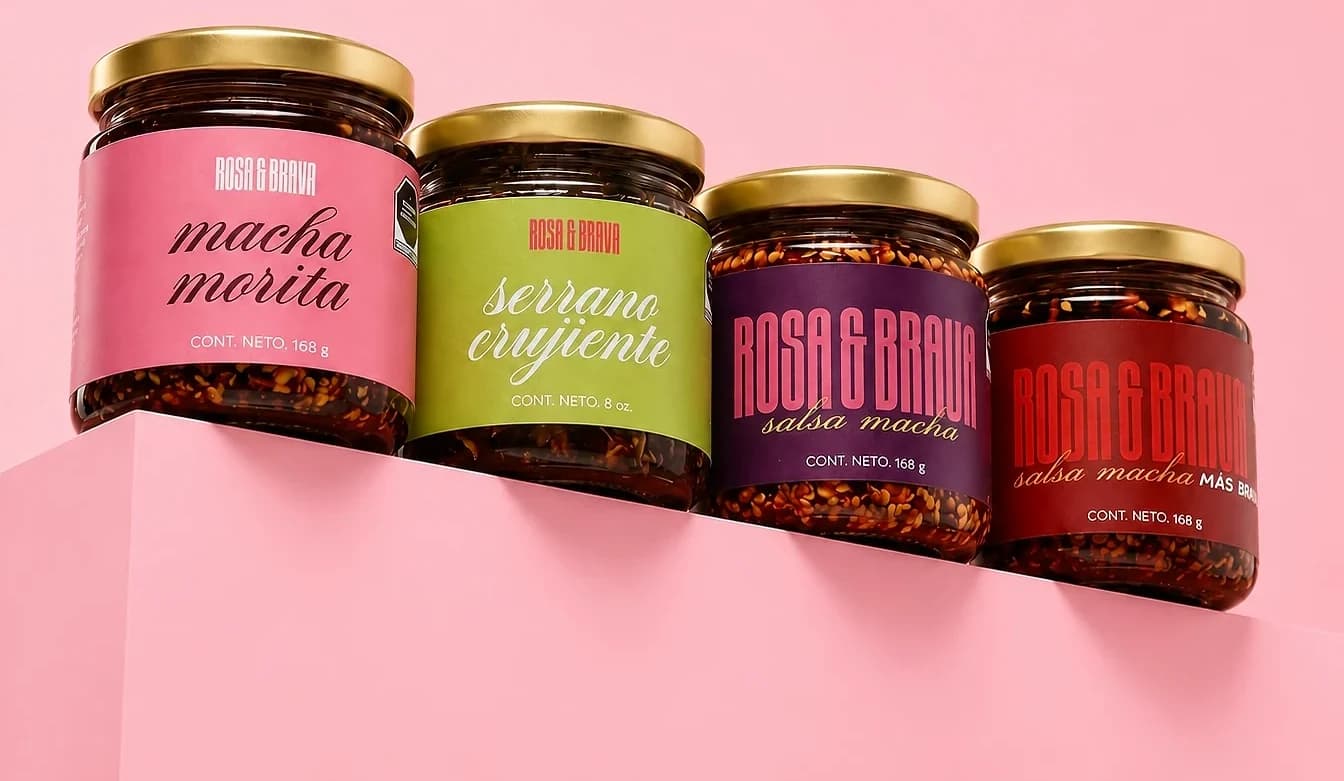 Los cuatro productos Rosa & Brava: macha morita, serrano crujiente, salsa macha y más brava
